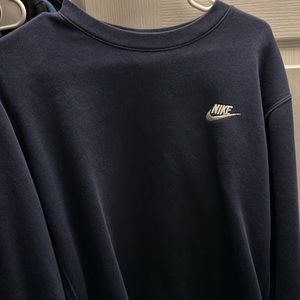 Nike crewneck in a dark blue color.